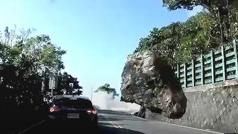 Guri gjigant po binte nga shkëmbi, përfundon direkt mbi veturën në lëvizje – pasojat e tërmetit shkatërrues në Tajvan