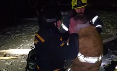 Babë e bir zjarrfikës, ukrainasi 52-vjeç humb jetën në sulmin rus – i riu nuk mund të ndalë lotët
