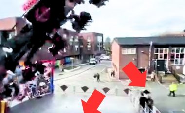Dy britanikë bien nga luhatësja gjigante, përplasen direkt në asfalt – pjesëmarrësit filmojnë momentin rrëqethës