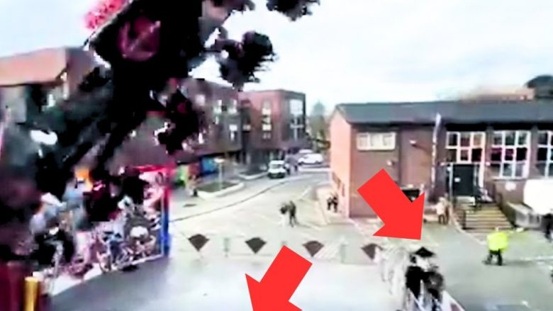 Dy britanikë bien nga luhatësja gjigante, përplasen direkt në asfalt – pjesëmarrësit filmojnë momentin rrëqethës