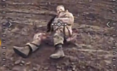 Tentoi të mashtrojë operatorin ukrainas të dronit duke u shtirur si i vdekur – ushtarin rus e “tradhtuan” sytë e hapur që vazhdimisht i lëvizte