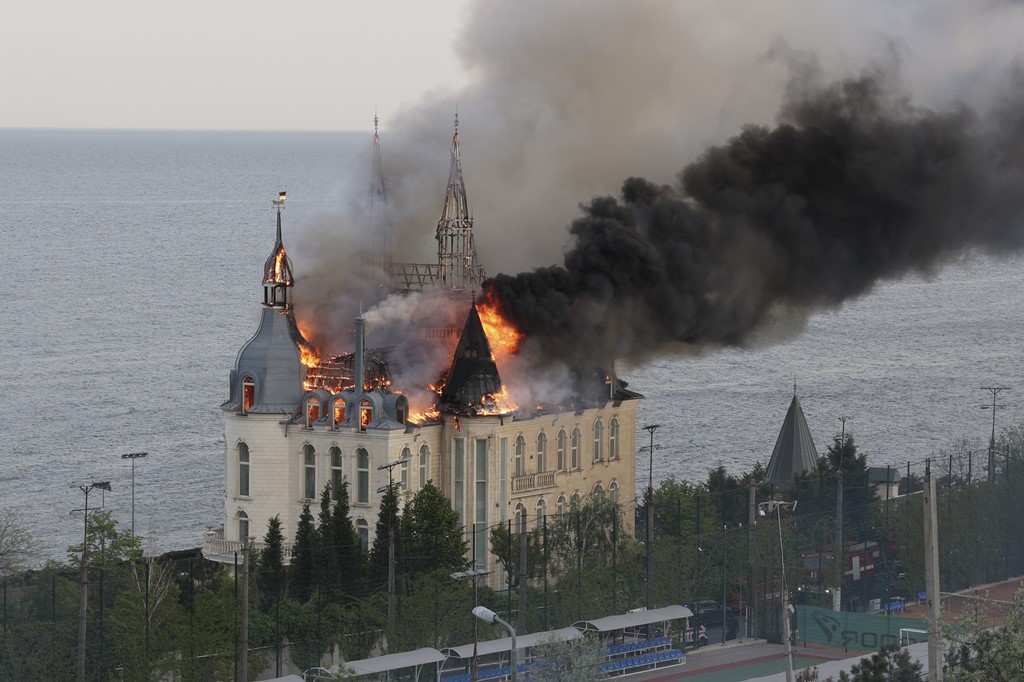 Rusët bombardojnë Odesan, katër të vrarë dhe dhjetëra të plagosur – digjet “kështjella e Harry Potter”