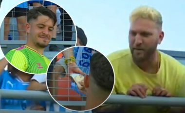 “Unë nuk jam një milioner” – Futbollisti i Malagas kapet nga kamerat duke ia shitur fanellën një tifozi