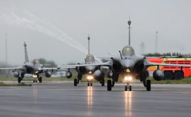 Dy vite më parë arritën marrëveshje për blerjen e 12 aeroplanëve luftarakë francez Rafale, gjashtë prej tyre ateruan në Zagreb të Kroacisë