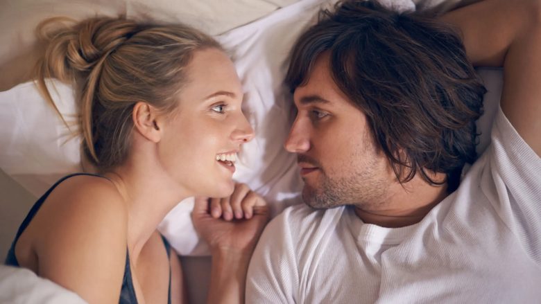 Meshkujt të cilët ju bëjnë këto pesë pyetje janë bindshëm më të mirët në seks
