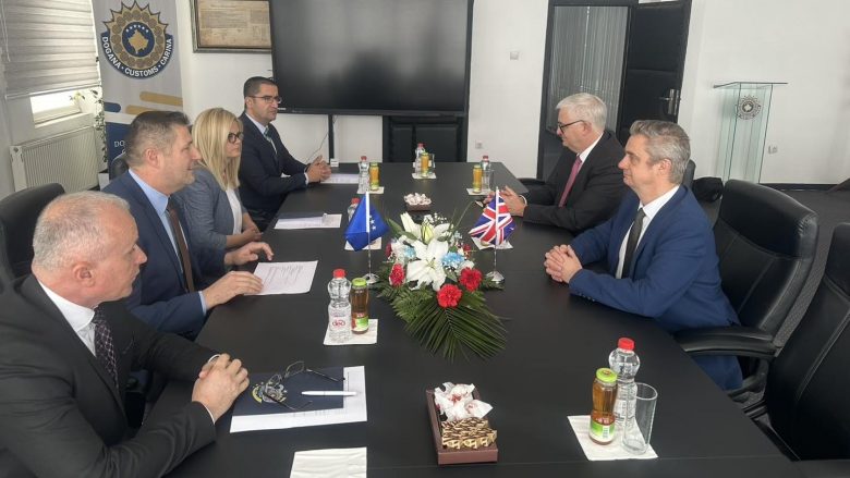 Drejtori i Doganave dhe ambasadori britanik bisedojnë për vazhdimin e bashkëpunimit