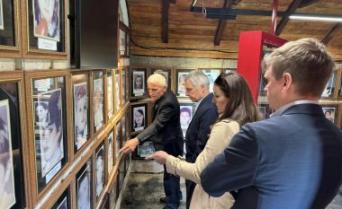 Rohde viziton shtëpinë muze në Poklek të Drenasit, aty ku forcat serbe kryen një ndër masakrat më të tmerrshme në Kosovë