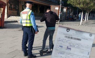 Policia gjobit biçiklistët e motoçiklistët në sheshet e Prishtinës dhe konfiskon gjashtë trotinetë