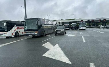 Serbia bllokon disa autobusë e vetura të Kosovës në pikë kalimin kufitar me Kroacinë, flet njëri nga pronarët e autobusit