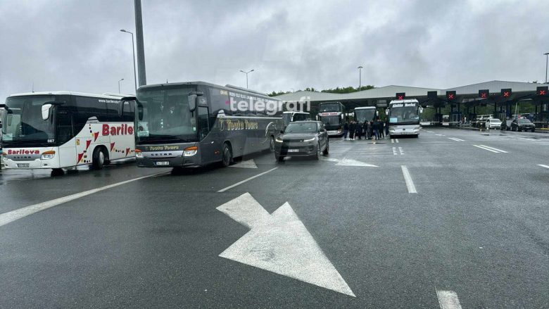 Serbia bllokon disa autobusë e vetura të Kosovës në pikëkalimin kufitar me Kroacinë, flet njëri nga pronarët e kompanisë