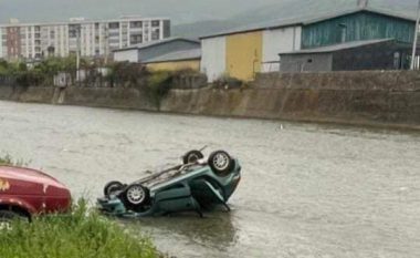 Dy të lënduar nga aksidenti në Pejë, vetura përfundon në lumin e qytetit
