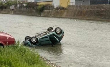 Dy të lënduar nga aksidenti në Pejë, vetura përfundon në lumin e qytetit