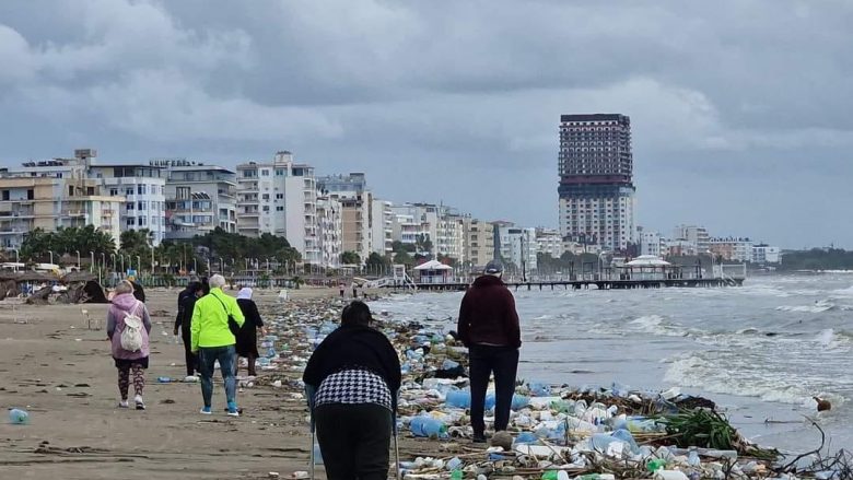 Moti i keq nxjerr në bregdet grumbuj me mbetje plastike në Durrës, ndotja e mjedisit problem për qytetin turistik