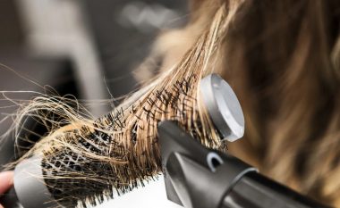 A mund t’ju bien flokët nga përdorimi i tharësit të flokëve