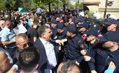 Protestë para Bashkisë së Tiranës, tensione mes policisë dhe protestuesve