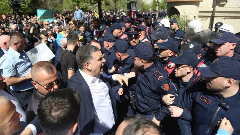 Protestë para Bashkisë së Tiranës, tensione mes policisë dhe protestuesve