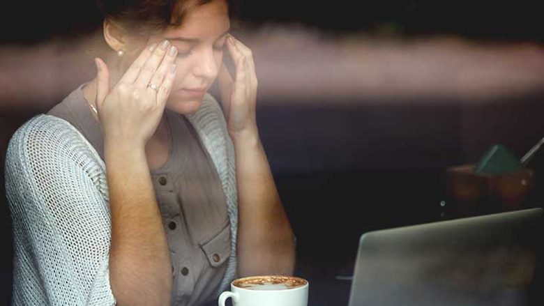 A mund vërtet të na dhembë koka për shkak që kemi pirë kafe edhe kur dhimbja është simptomë e sëmundjes së rrezikshme