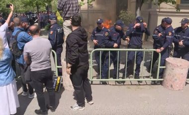 Kaos para Bashkisë së Tiranës, protestuesit përplasen me policinë, hedhin molotov drejt godinës