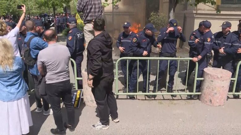 Kaos para Bashkisë së Tiranës, protestuesit përplasen me policinë, hedhin molotov drejt godinës
