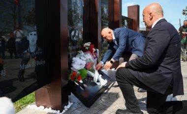 Haradinaj përulet para sakrificës së luftëtarëve të lirisë në Smolicë e Grabanicë