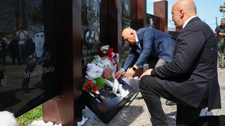 Haradinaj përulet para sakrificës së luftëtarëve të lirisë në Smolicë e Grabanicë
