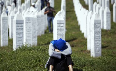 Rikthimi i çështjes së Srebrenicës 'vë në siklet' Vuçiqin e Dodikun