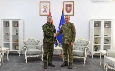 Komandanti i KFOR-it ftohet nga ushtria serbe në stërvitjen 