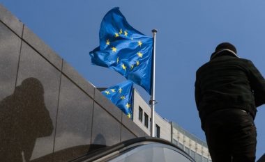 “Politico” shkruan për skandalin e ndikimit rus që tronditi BE-në