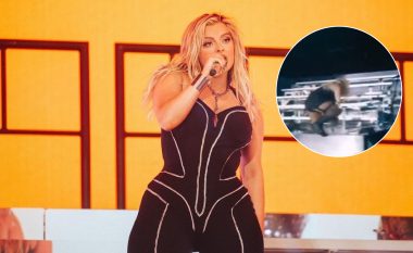 Bebe Rexha rrëzohet në skenë gjatë performancës në festivalin “Coachella 2024”