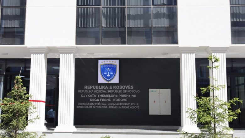 Fyeu dhe kanosi gjyqtarin e Gjykatës Themelore në Fushë Kosovë – arrestohet i dyshuari