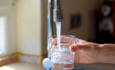 Si ta hiqni klorin nga uji