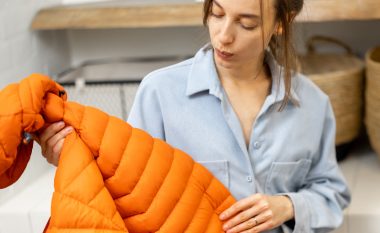 Si të paketoni xhaketat e dimrit: Një zgjidhje për dollapët e ulët