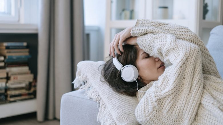 Pse fjalët relaksuese para gjumit ndihmojnë që të flini më mirë