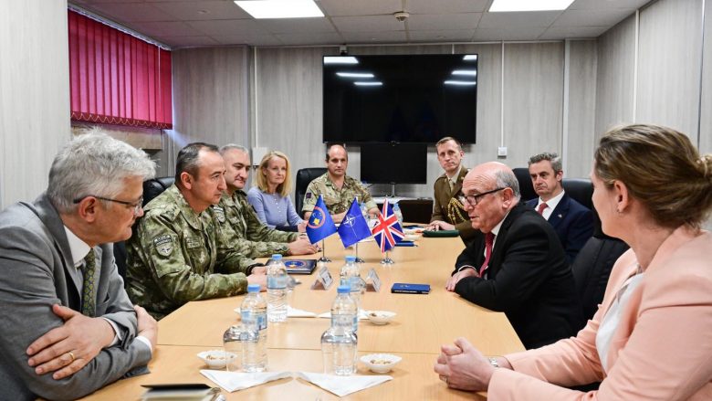 Siguria në Kosovë, kreu i KFOR-it takohet me emisarin britanik