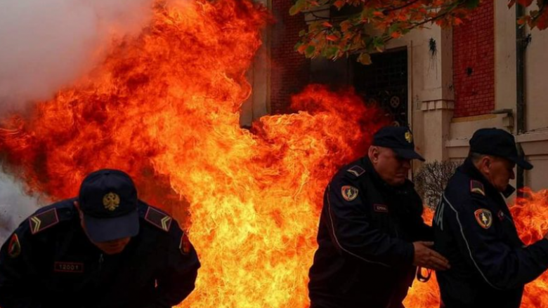 Protesta e dhunshme para bashkisë së Tiranës, tre të arrestuar