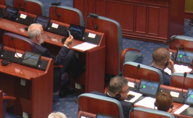 Xhaferi ulet në pozitën e kryeministrit në Kuvend: Nuk mund në të njëjtën kohë të kryej dy funksione