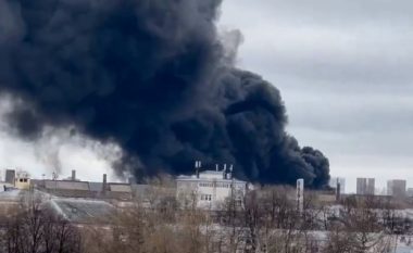 Kishte një "shpërthim" dhe më pas "u shfaq tym i zi" – pamje nga zjarri që përfshiu një objekt masiv të mbrojtjes ruse në Siberi