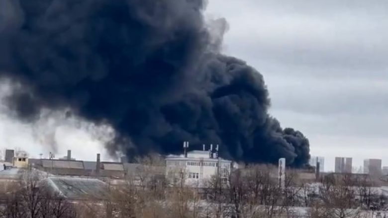 Kishte një “shpërthim” dhe më pas “u shfaq tym i zi” – pamje nga zjarri që përfshiu një objekt masiv të mbrojtjes ruse në Siberi