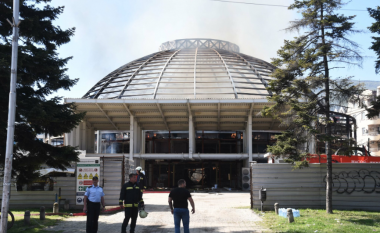 Prokuroria do të hetojë shkaqet e zjarrit në Sallën Universale në Shkup