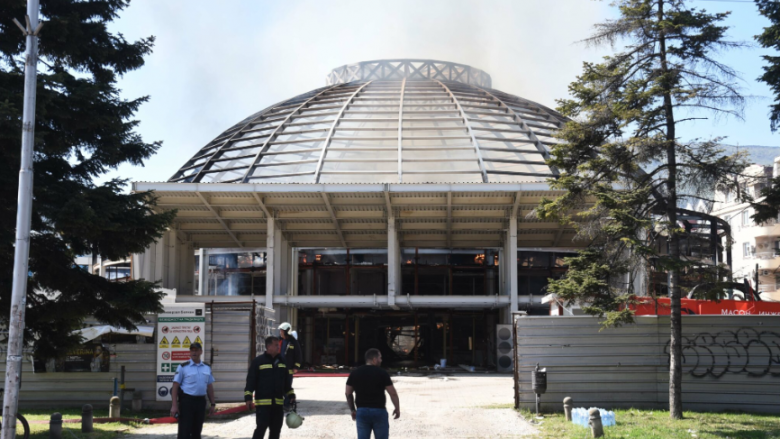 Prokuroria do të hetojë shkaqet e zjarrit në Sallën Universale në Shkup