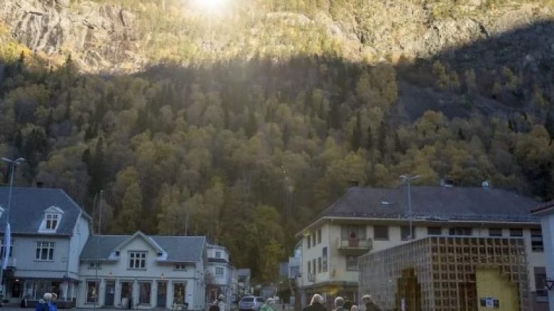 Një fshat i vogël është bërë i famshëm në Itali: Atje dielli nuk bie kurrë, por vendasit kanë një ide gjeniale