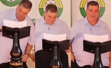 Në mes të një fjalimi të 'zjarrtë', një kryebashkiaku kolumbian i bien pantollat