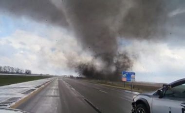 Pamje të një tornadoje në Nebraska ndërsa moti i keq godet zonën