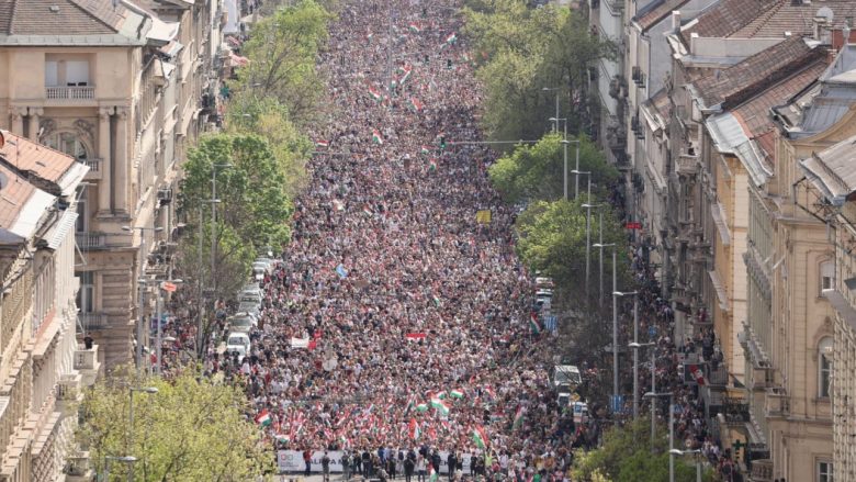 Orbanit “po i lëkundët karrigia”? Dhjetëra mijëra njerëz marshojnë kundër qeverisë së tij në Budapest