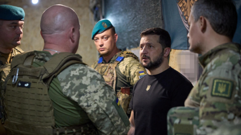 Zelensky viziton vijën e parë të frontit në Donetsk