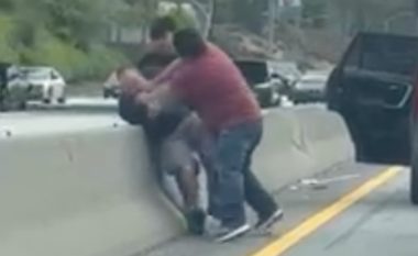 “Ata as nuk dinin të luftonin”: Përleshje mes tre burrave pas një aksidenti në një autostradë të ngarkuar të Los Anxhelosit