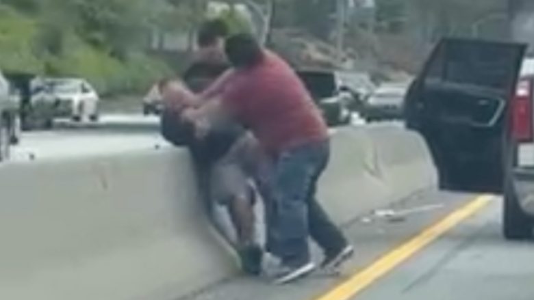 “Ata as nuk dinin të luftonin”: Përleshje mes tre burrave pas një aksidenti në një autostradë të ngarkuar të Los Anxhelosit