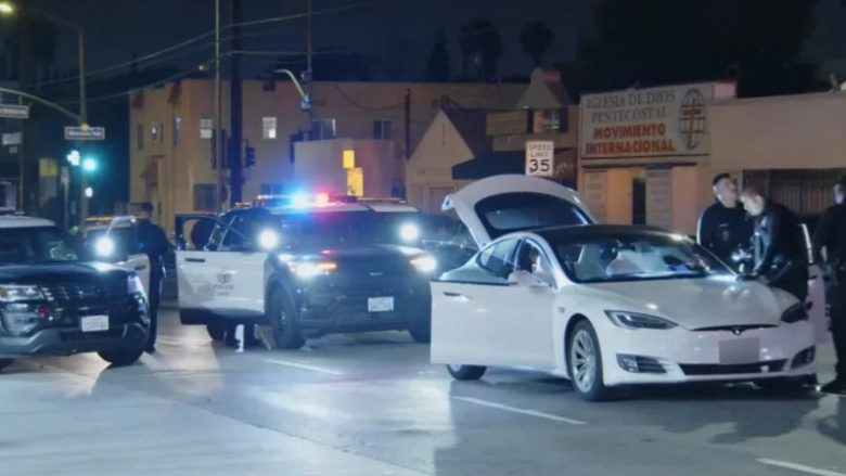 Pasi vodhi makinën elektrike, hajni në Kaliforni vendosi t’i ikte policisë – e tradhtoi bateria
