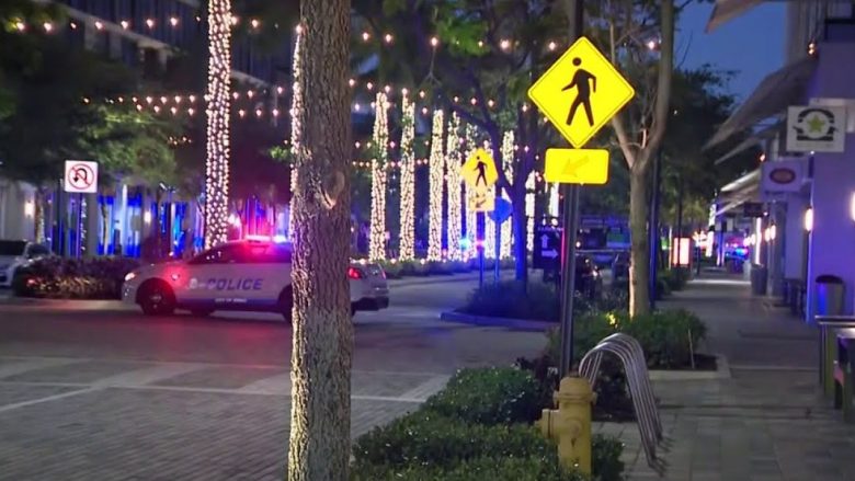Një sherr mes dy klientëve përfundoi në vrasjen e dy personave dhe plagosjen e nëntë të tjerëve në një bar në Florida