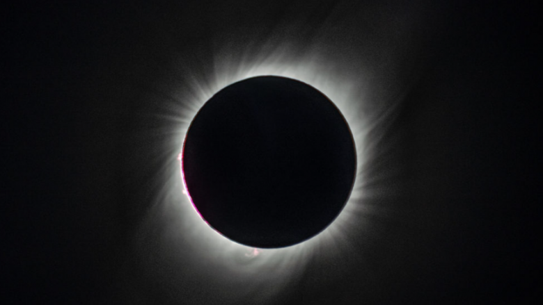 Kur pritet të ndodhë eklipsi total diellor?